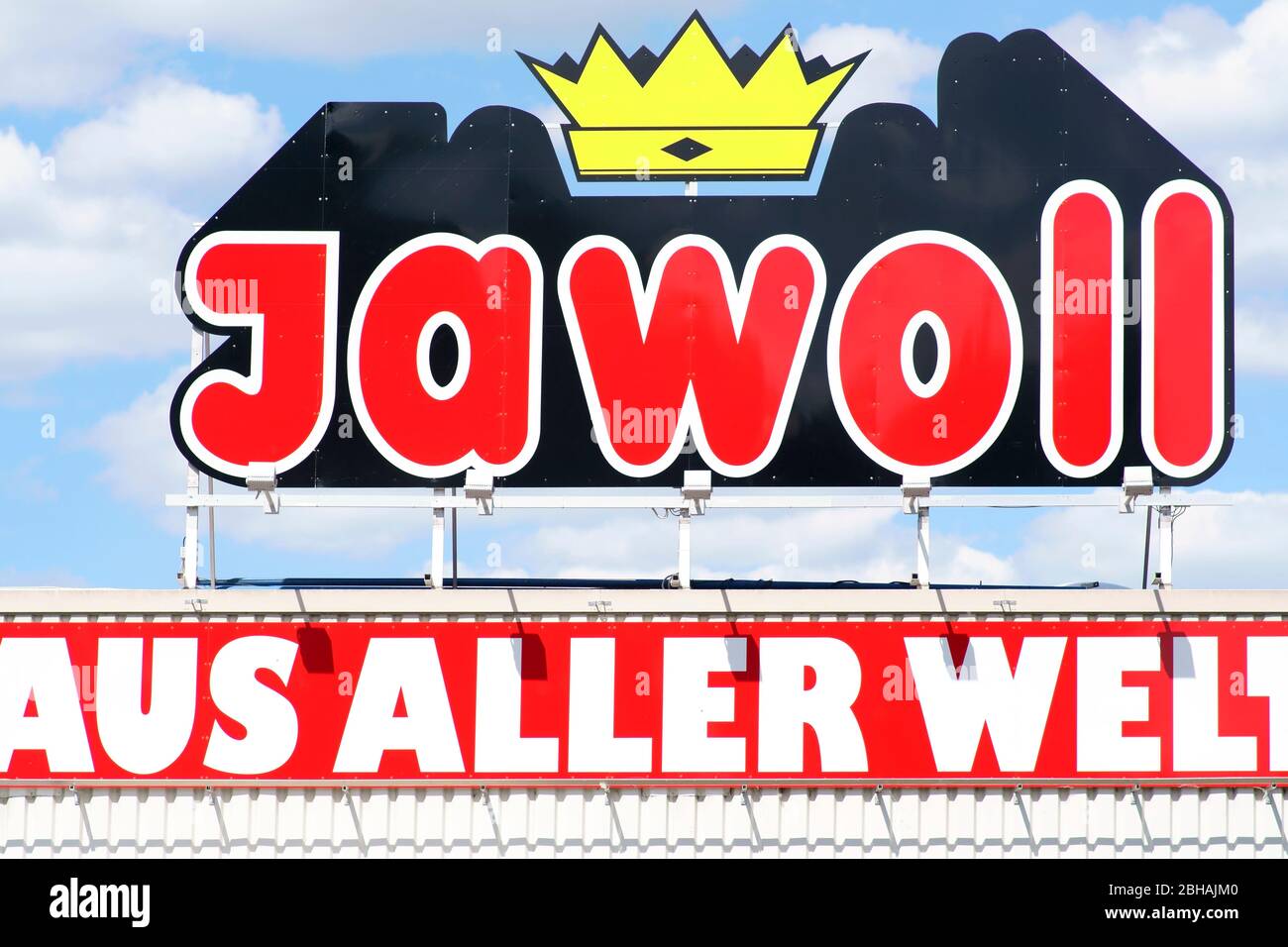 Das Firmenlogo von Jawoll ein Non-Food-Discounter vor himmelblauem Hintergrund mit Wolken Stockfotografie