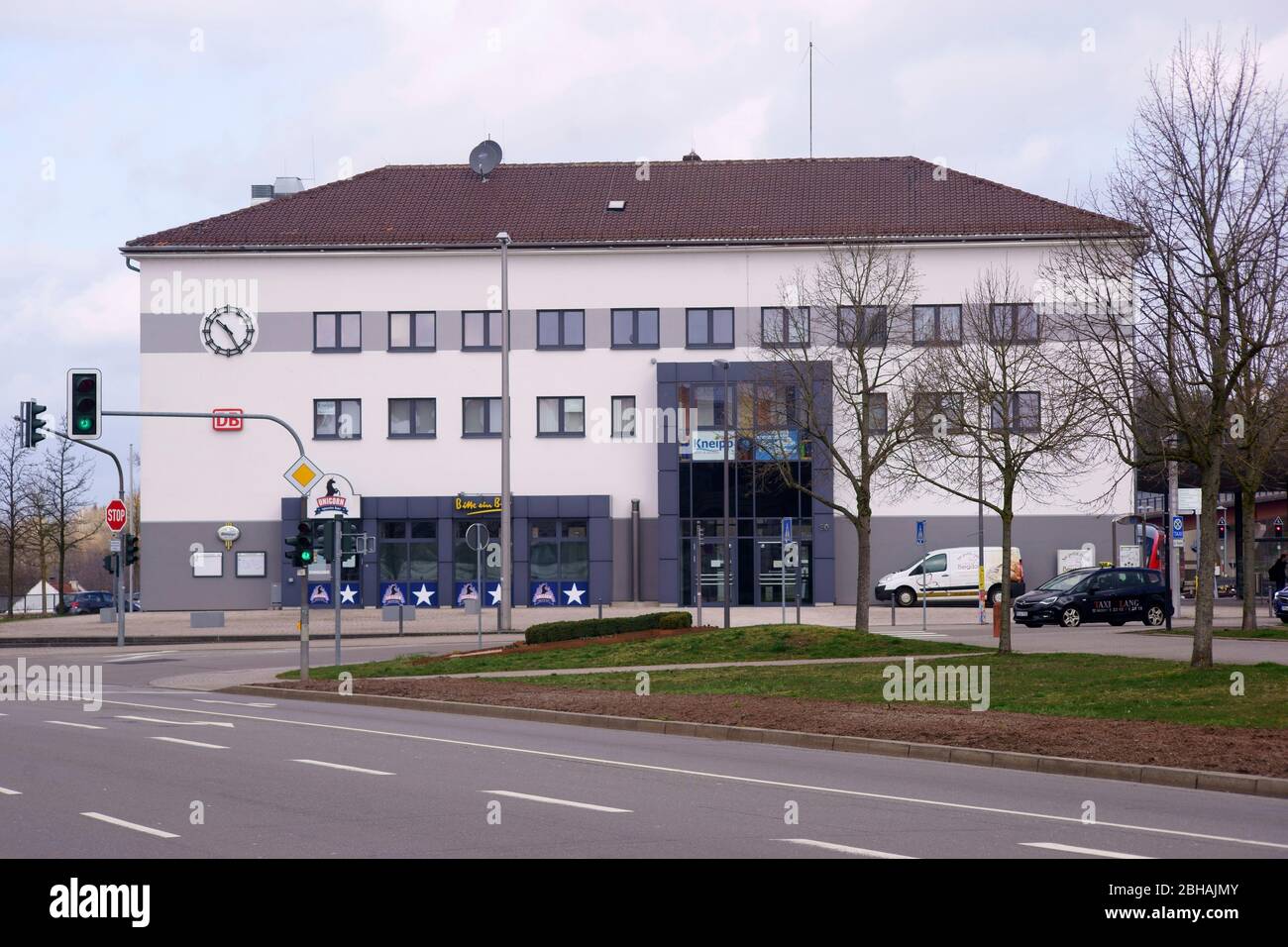 Das helle und moderne Gebäude des Bahnhofs Pirmasens mit Parkplätzen und Infrastruktur. Stockfoto