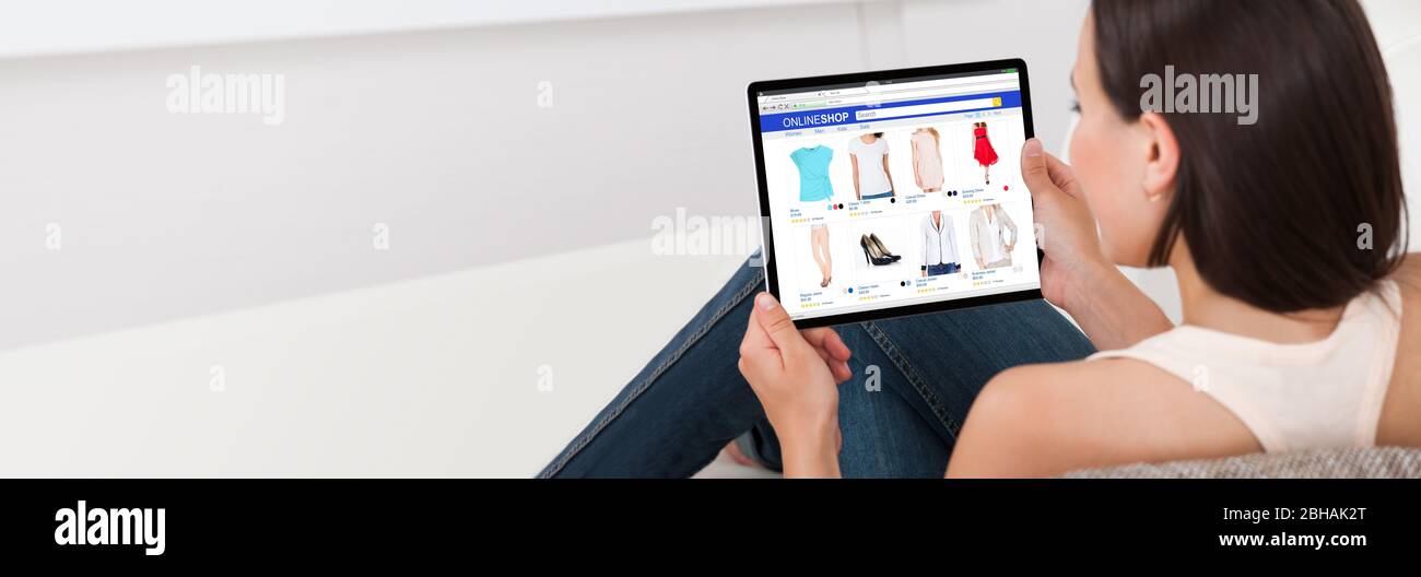 Frauen Online-Shopping Auf Tablet Mode Kleidung Stockfoto