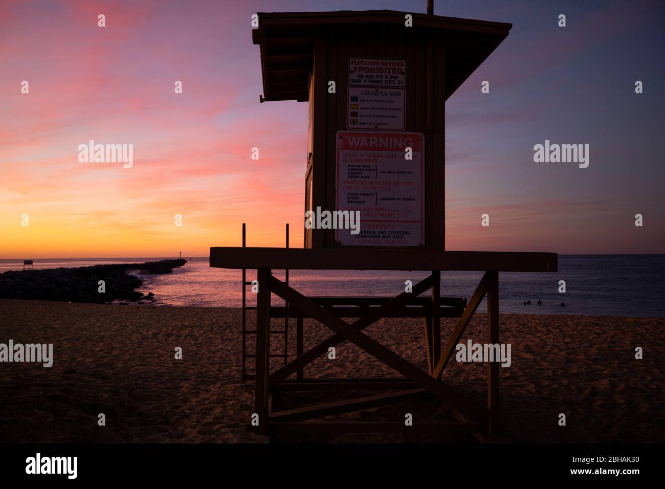 Rettungsschwimmerhütte bei Sonnenuntergang, Huntington Beach, Kalifornien, USA Stockfoto