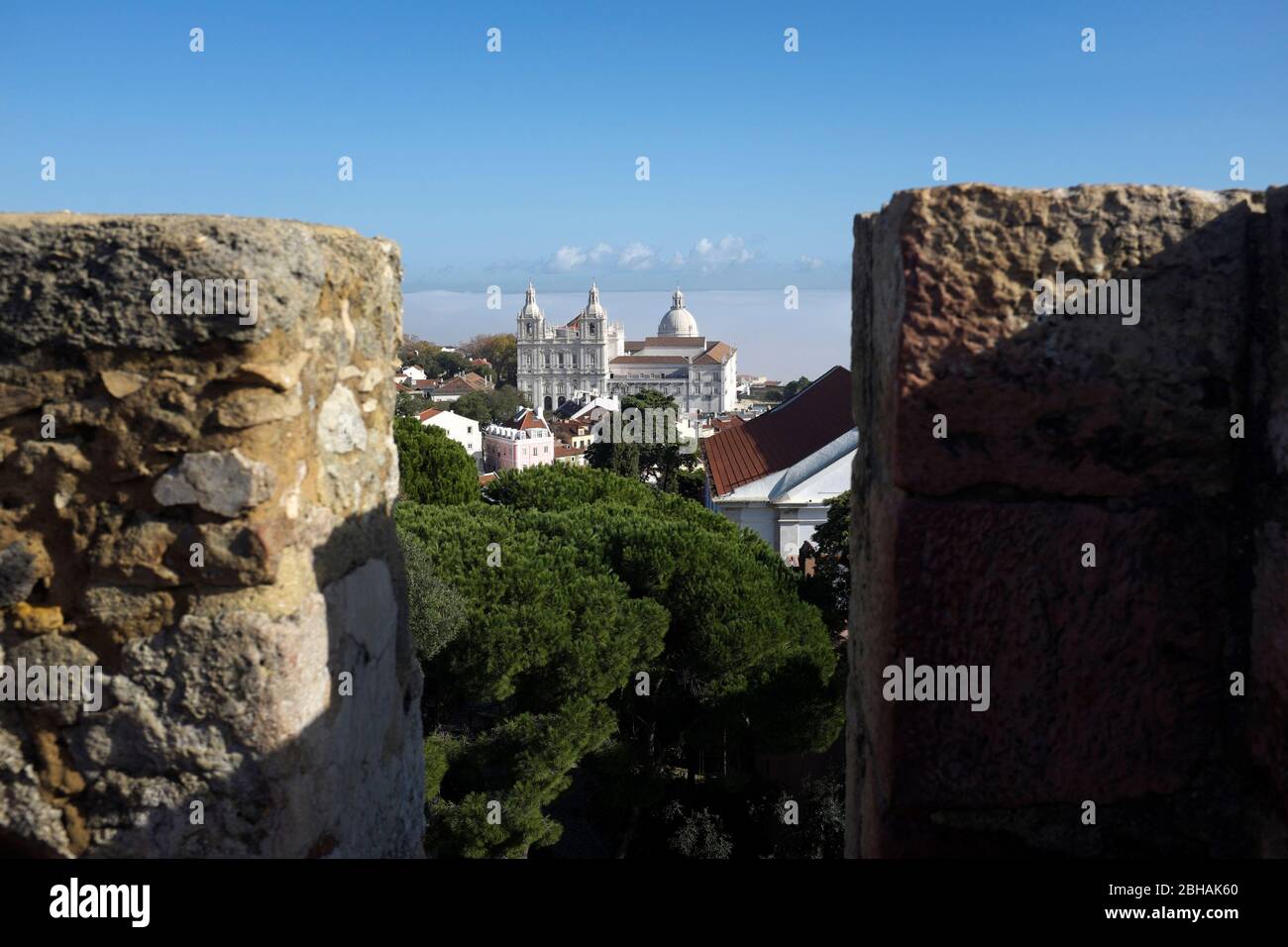 Blick vom Castelo de Sao Jorge im historischen Zentrum von Alfama auf das Kloster Sao Vicente de Fora Stockfoto