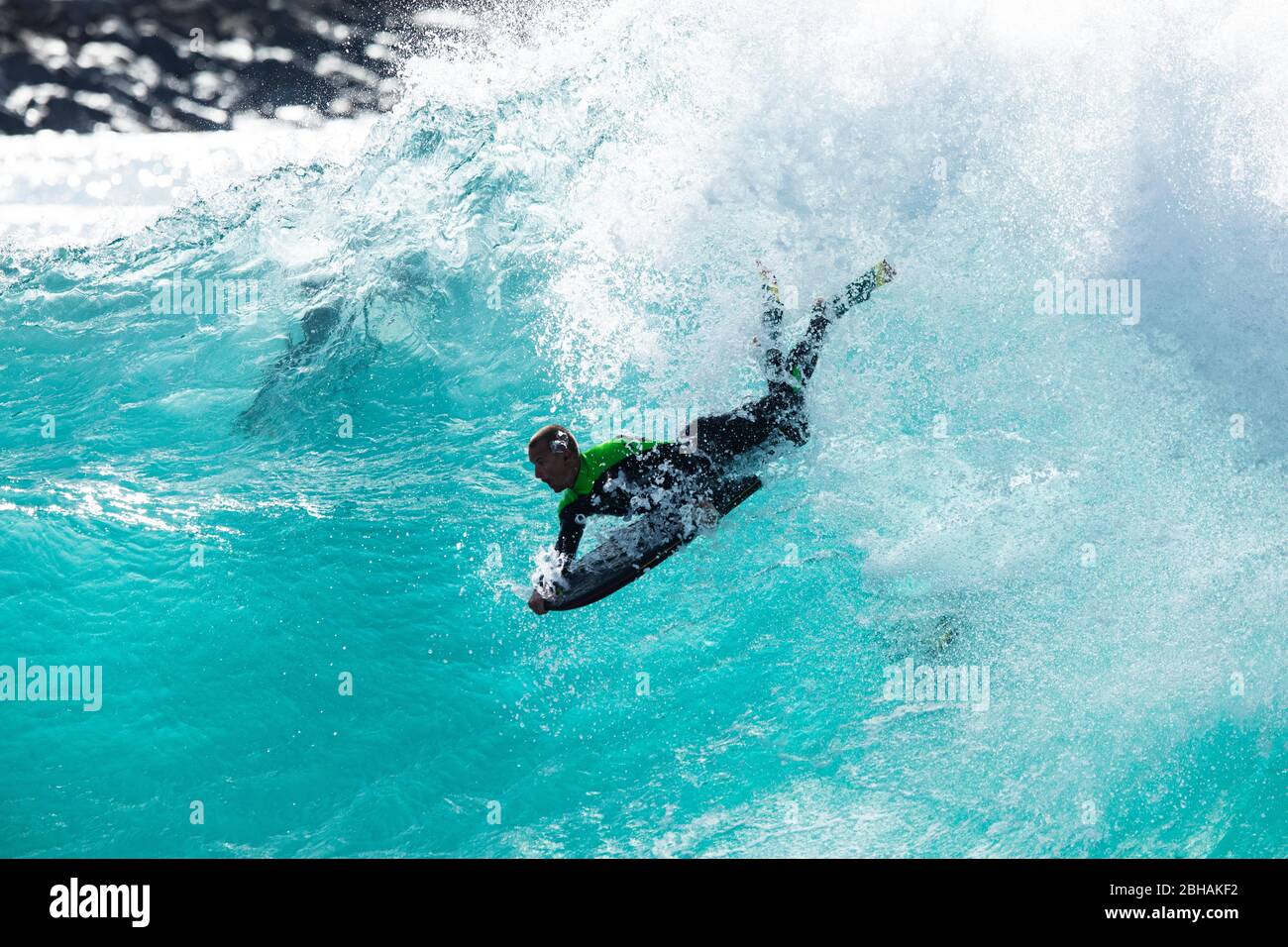 Surfer in Neoprenanzug in Meer, Huntington Beach, Kalifornien, USA Stockfoto