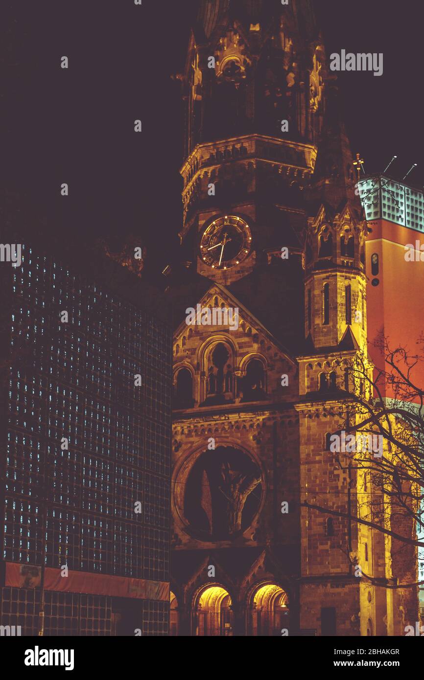 Berlin, am Kurfürstendamm bei Nacht die Kaiser-Wilhelm-Gedächtniskirche Stockfoto