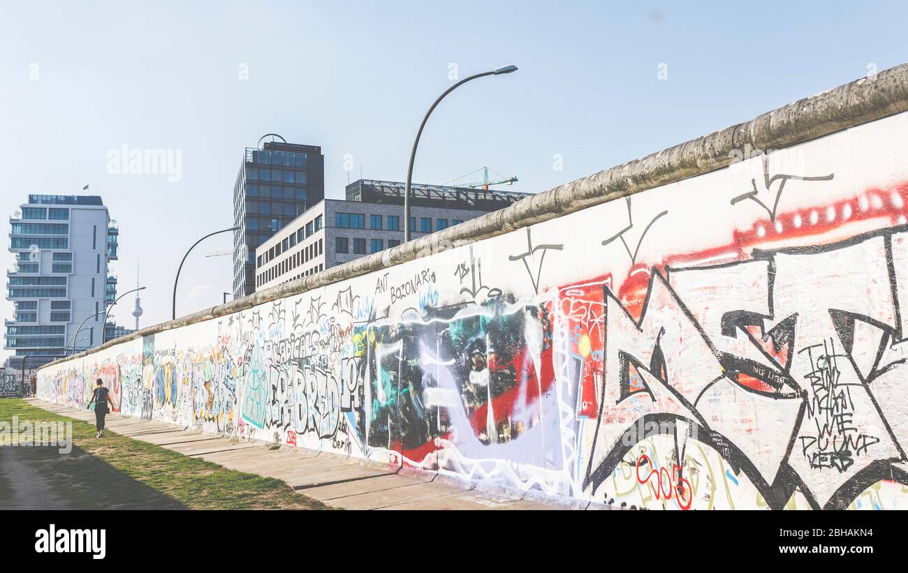 Die Berliner Mauer und der Fernsehturm - zwei historische Sehenswürdigkeiten in der Hauptstadt. Stockfoto