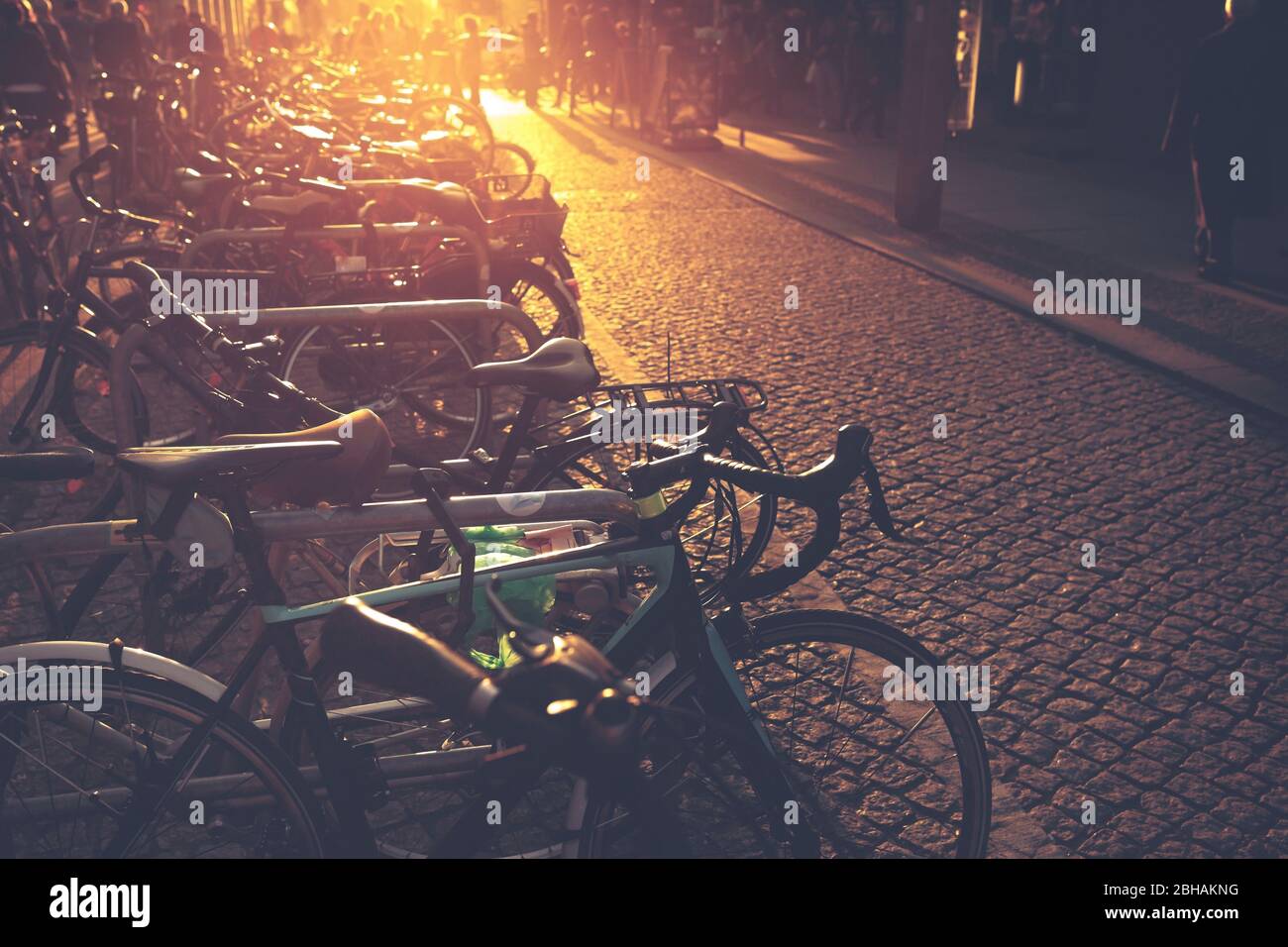 Fahrräder - romantische Mobilität in der Stadt bei Sonnenuntergang. Stockfoto