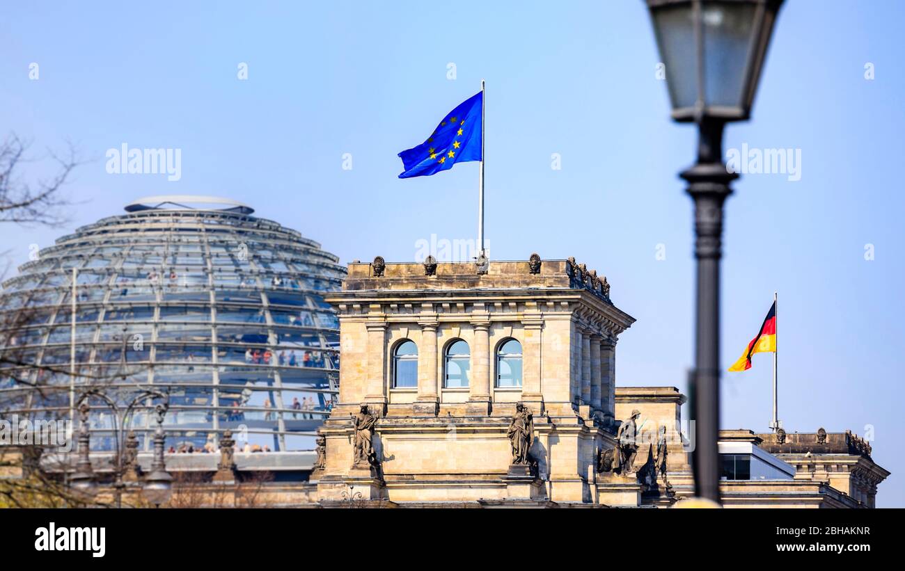 Gebäude des deutschen Reichstags in Berlin - das Reichsgebäude - Sitz des deutschen Bundestages. Mit Europa und Deutschland Flagge. Stockfoto