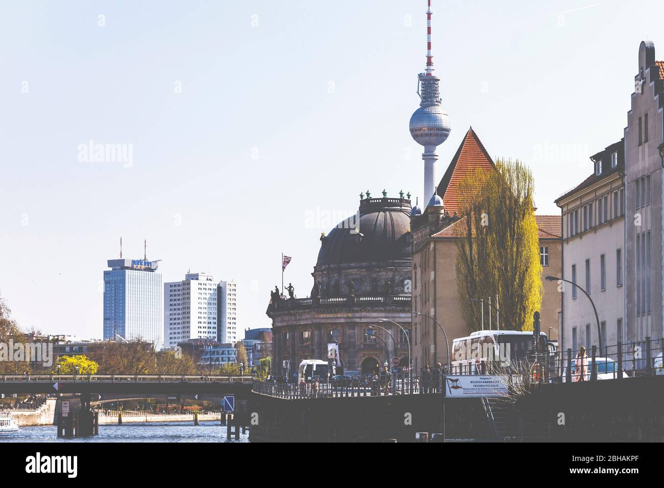 Die Spree, das Bode Museum und der Fernsehturm, Sehenswürdigkeiten in Berlin Mitte. Stockfoto