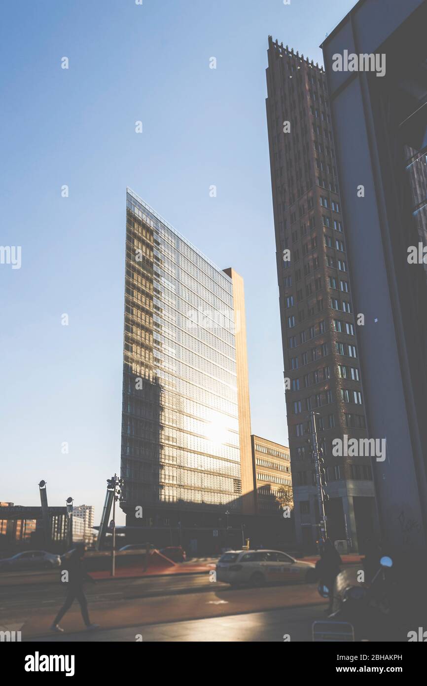 Berlin, die Potsdamer Straße - urbane Szene, Menschen und Architektur der Hauptstadt. (Postdamer Platz) Stockfoto