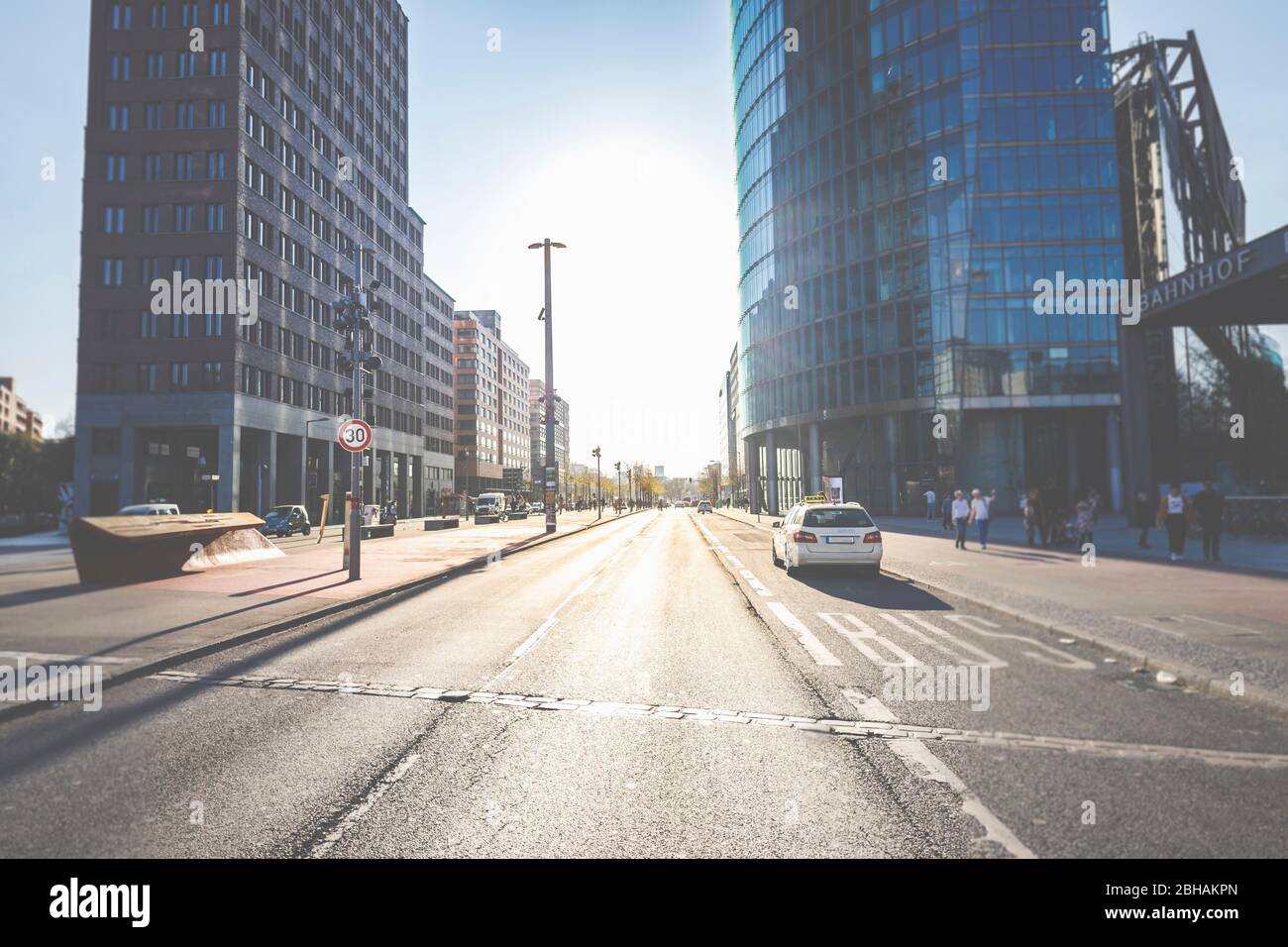 Berlin, die Potsdamer Straße - urbane Szene, Menschen und Architektur der Hauptstadt. (Postdamer Platz) Stockfoto