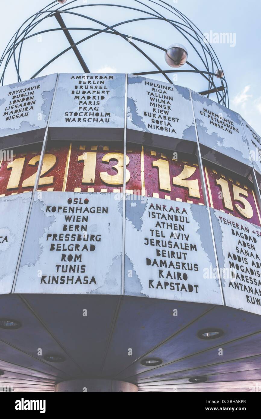 Nahaufnahme der Weltuhr (Urania Weltuhr) am Alexanderplatz in der Hauptstadt Berlin. Nur für redaktionelle Zwecke. Stockfoto