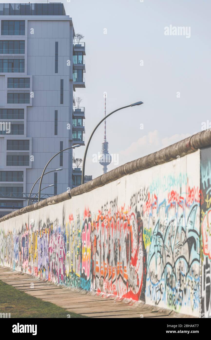 Die Berliner Mauer und der Fernsehturm - zwei historische Sehenswürdigkeiten in der Hauptstadt. Stockfoto