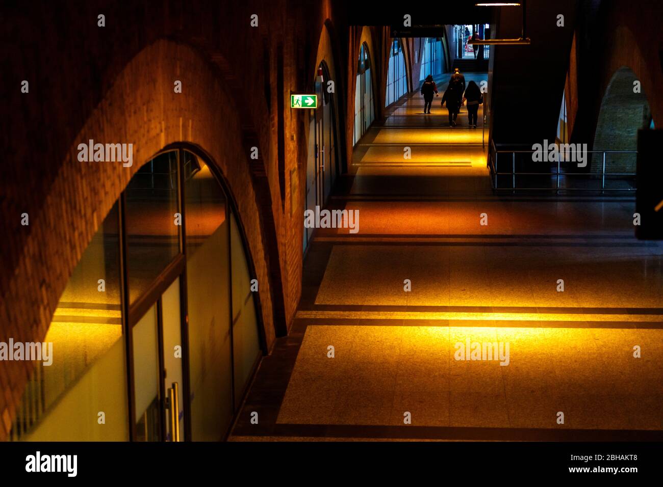 Rundbögen und Beleuchtung im Untergrund Berlins. Stockfoto