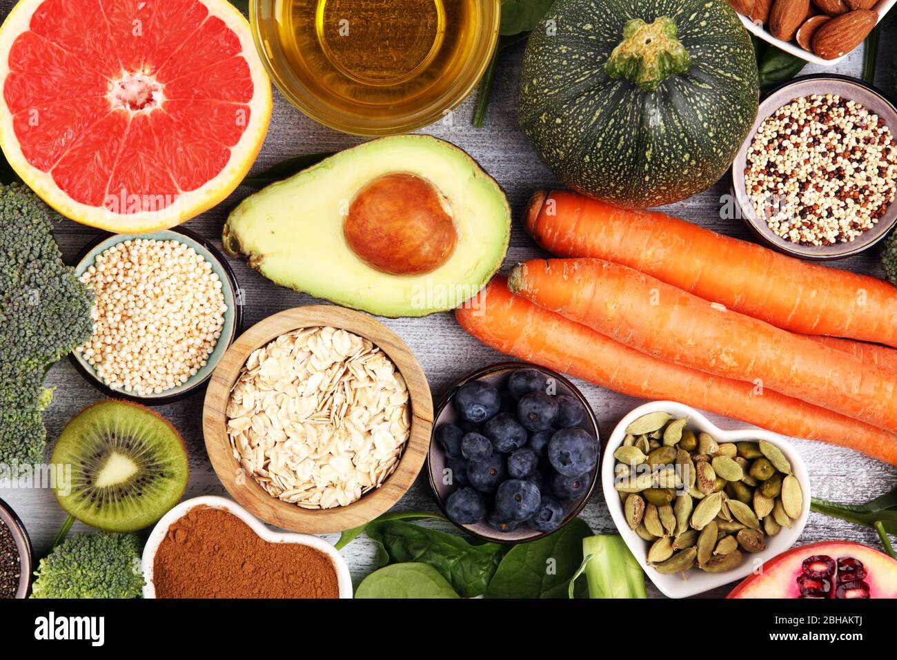Gesunde Ernährung saubere Ernährung Auswahl: Obst, Gemüse, Samen, Superfood, Getreide, Blattgemüse auf Hintergrund Stockfoto
