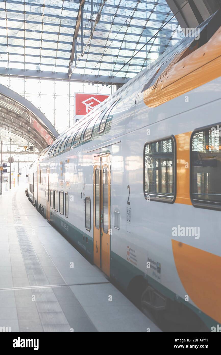 Bahnsteig und Zug im Berliner Hauptbahnhof - nur redaktionelle Verwendung. Stockfoto
