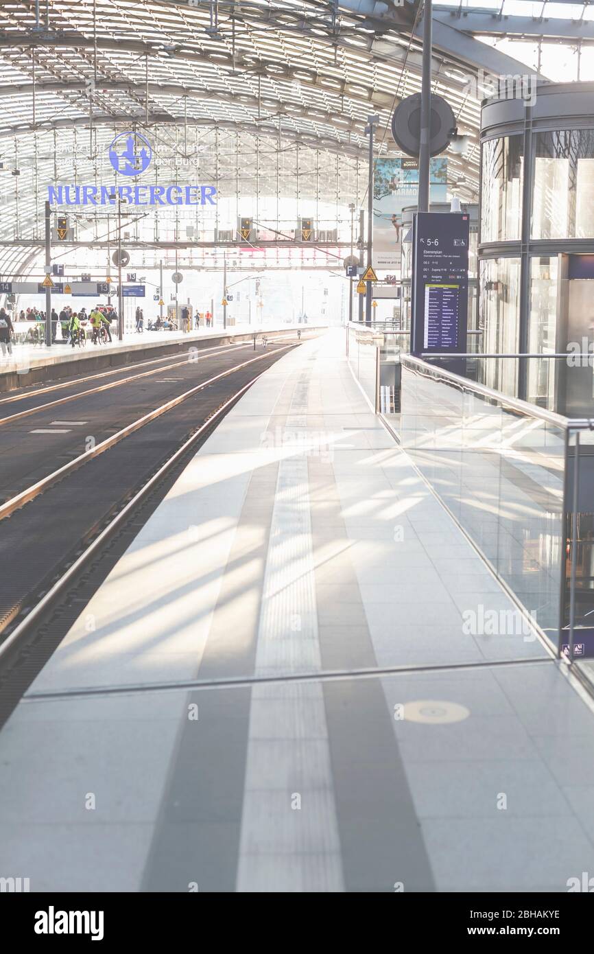 Plattform im Berliner Hauptbahnhof - nur redaktionelle Nutzung. Stockfoto