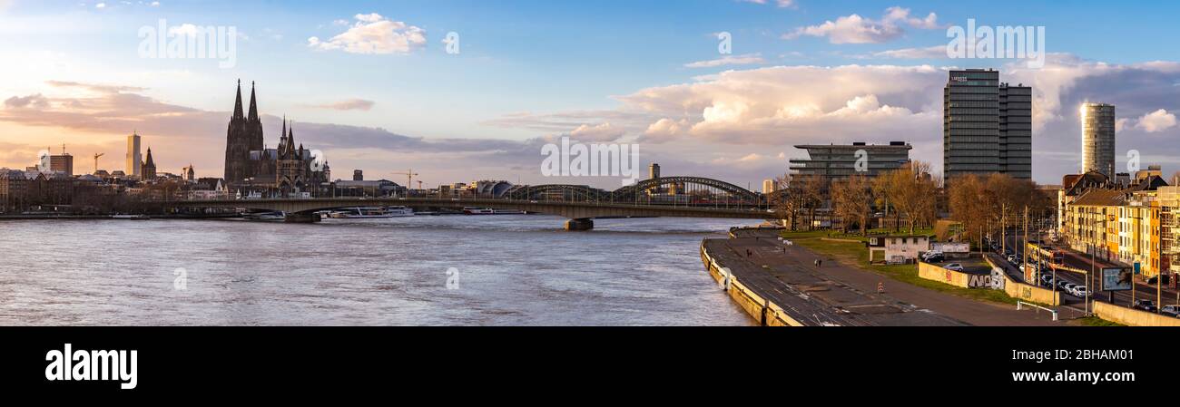 Blick auf Köln mit Rhein, Kölner Dom und Brücken. Panorama. Stockfoto