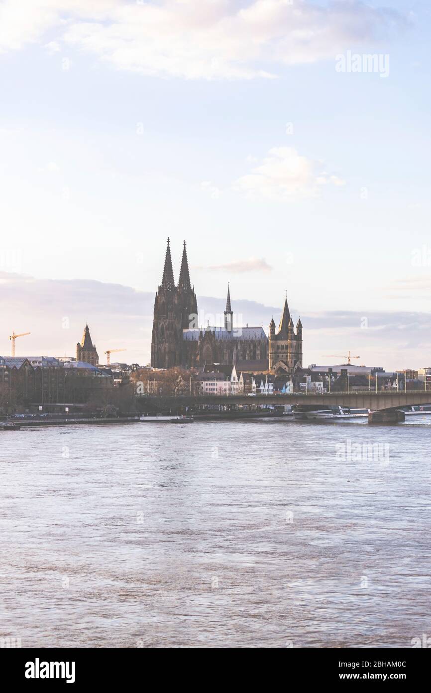 Blick auf Köln mit Rhein, Kölner Dom und Brücken. Stockfoto