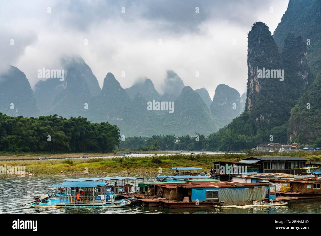 Asien, Volksrepublik China, Südchina, Guilin, Yangshou, Karst Berglandschaft am Li-Fluss Stockfoto