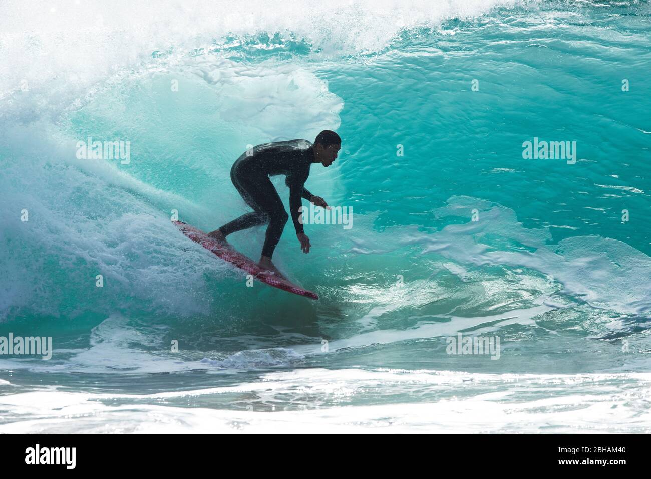 Surfer in Neoprenanzug in Meer, Huntington Beach, Kalifornien, USA Stockfoto