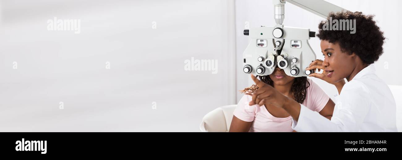 Optiker Tun Optometrie Augenuntersuchung Für Schwarz Afrikanischen Patienten Stockfoto