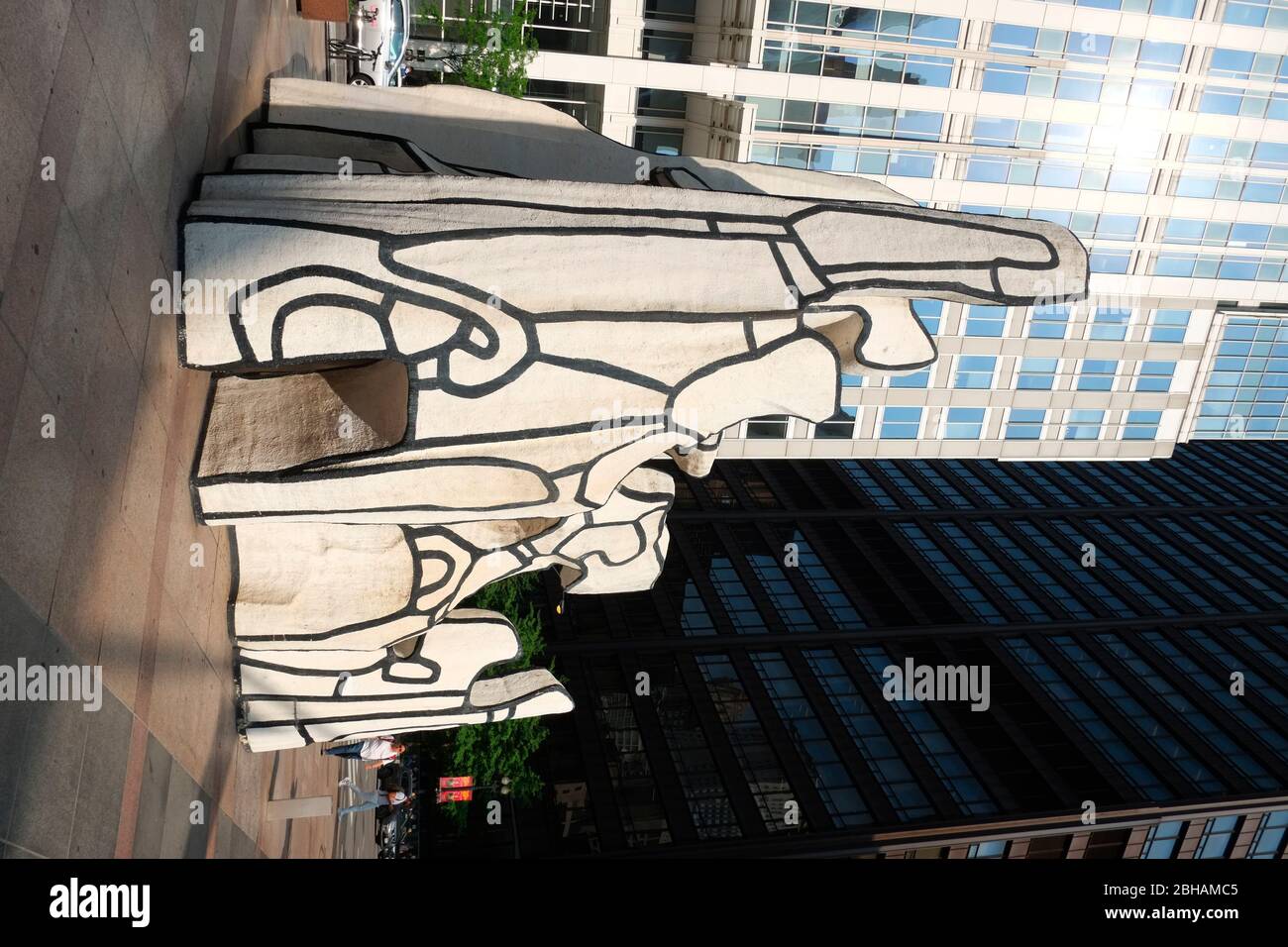 Monument with Standing Beast ist eine Skulptur von Jean Dubuffet vor dem von Helmut Jahn entworfenen James R. Thompson Center im Loop-Gemeindegebiet von Chicago, Illinois. Stockfoto