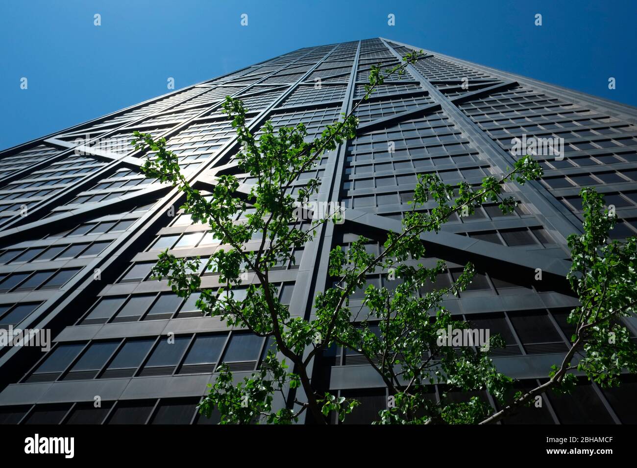 875 North Michigan Avenue, gebaut als und noch allgemein bezeichnet ist das John Hancock Center, ist ein 100-stöckiges, 1,128-Fuß überhohen Wolkenkratzer in Chicago, Illinois, USA Stockfoto