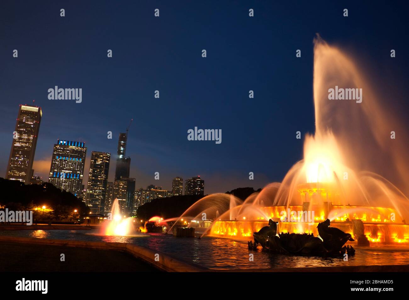 Buckingham Fountain ist ein Wahrzeichen Chicagos im Zentrum des Grant Parks. Eingeweiht im Jahr 1927, ist es einer der größten Brunnen der Welt. Stockfoto