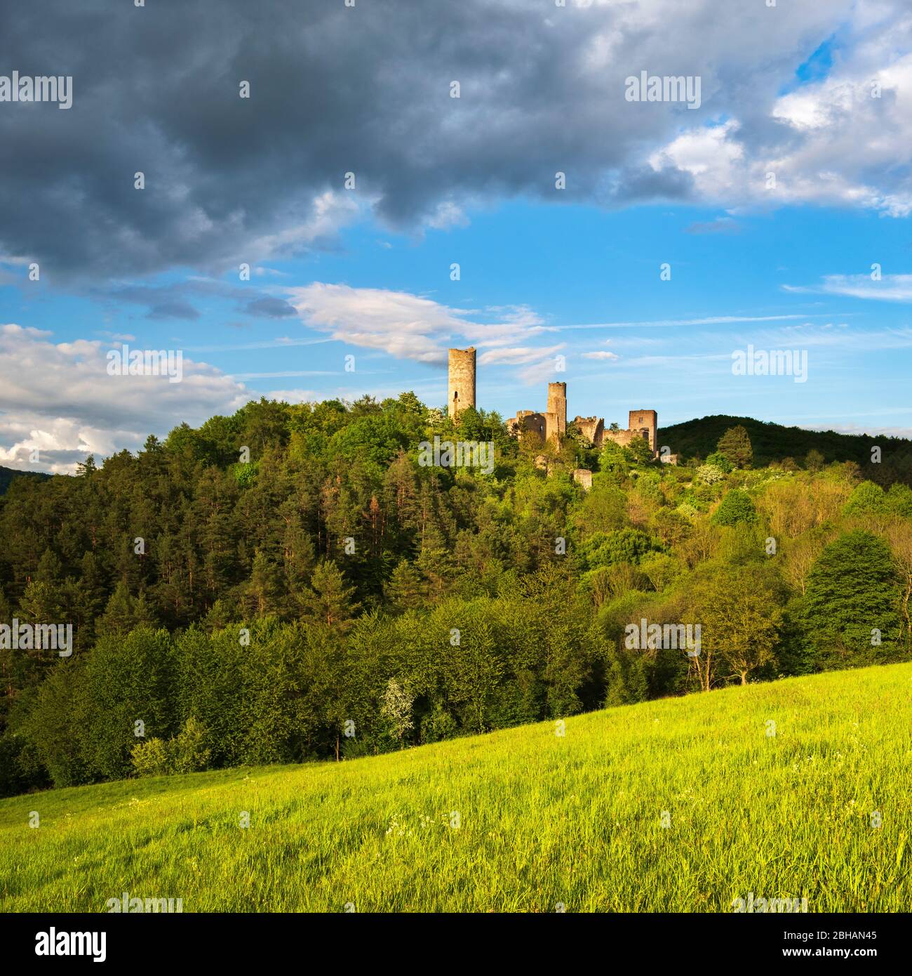 Burgruine Brandenburg, Abendlicht, Wolkenstimmung, Lauchröden, Wartburgkreis, Thüringen, Deutschland Stockfoto