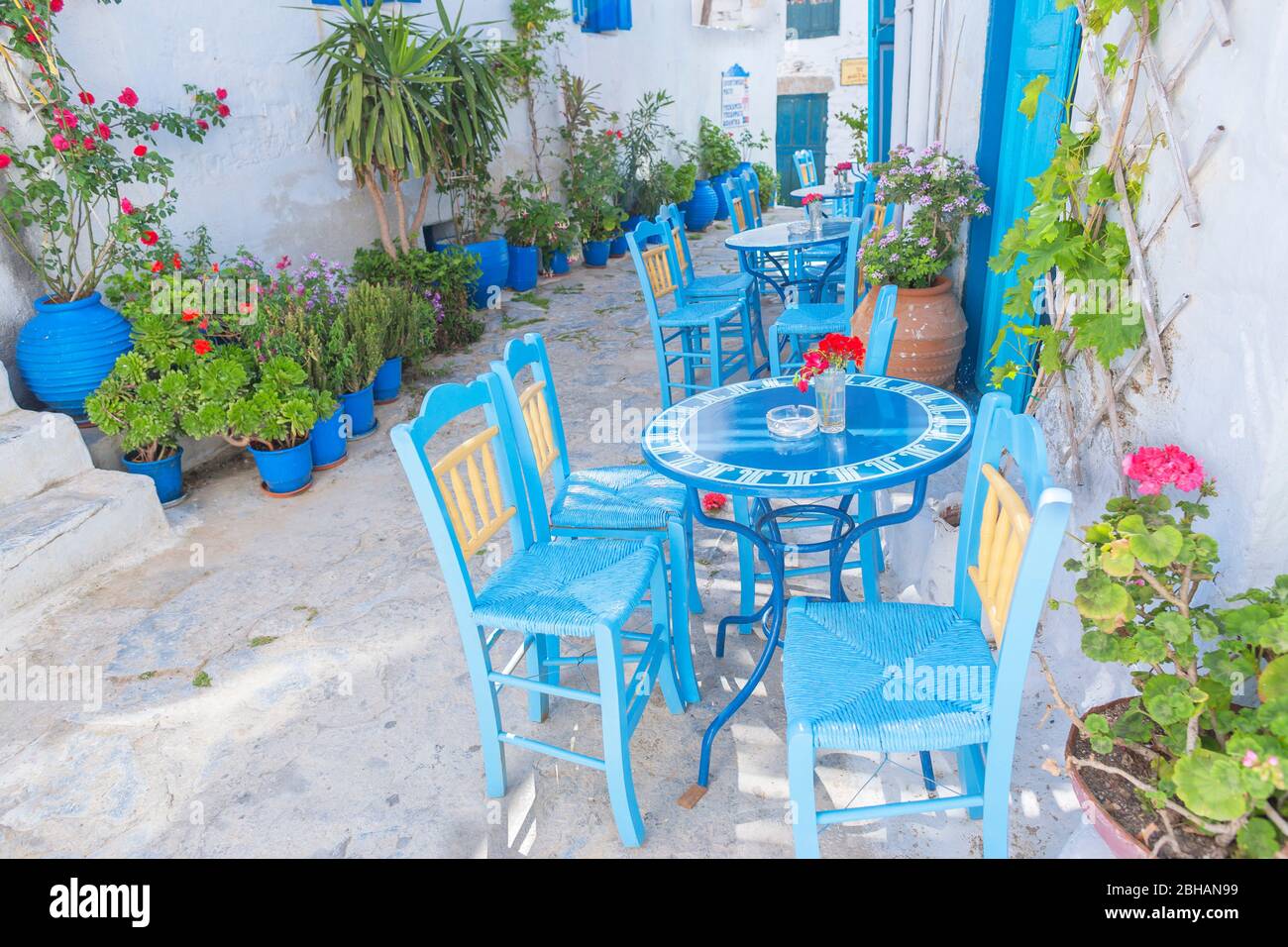 Cafés mit Tischen und Stühlen, Amorgos, Kykladen, Griechenland, Europa Stockfoto