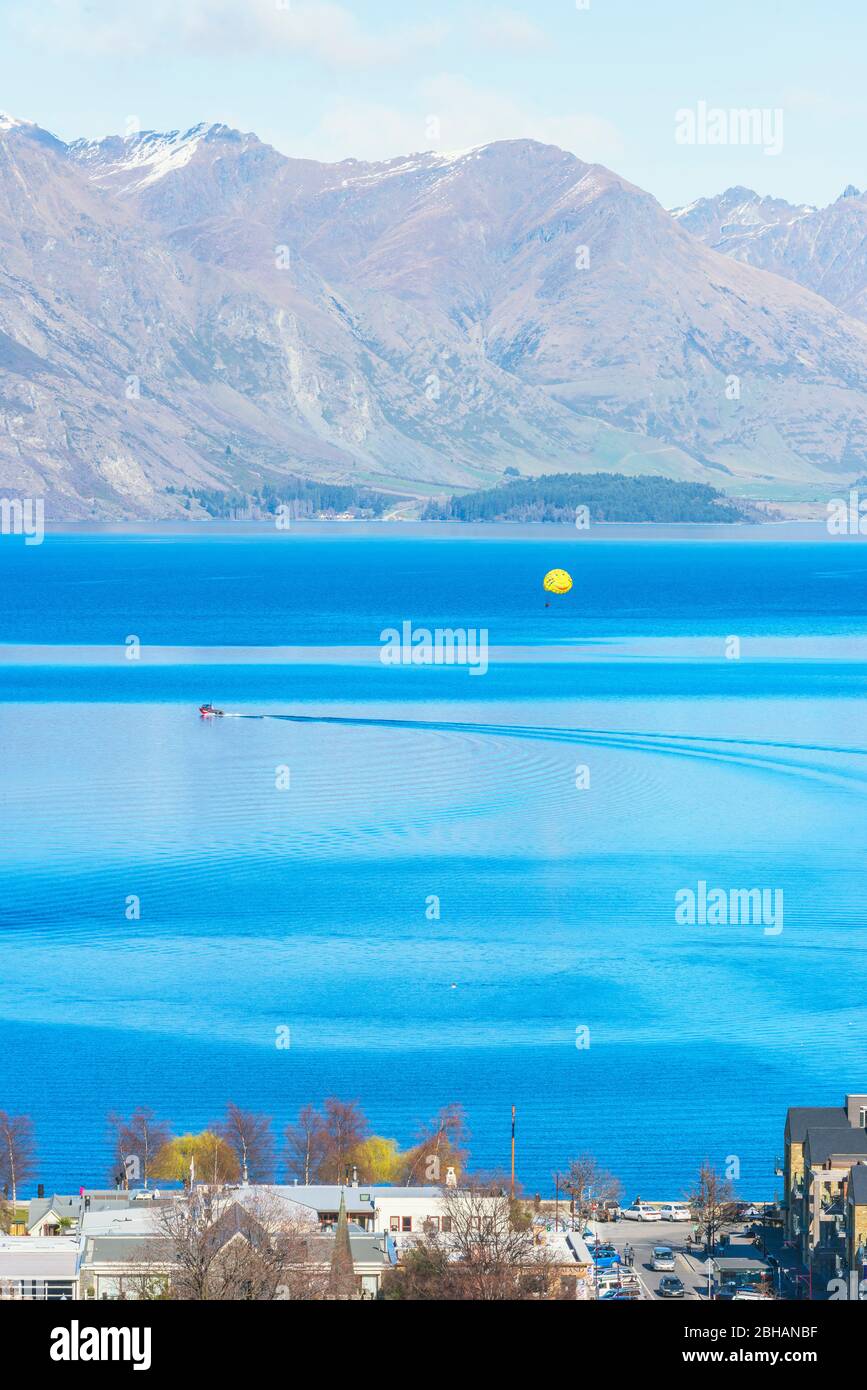 Blick auf Queenstown und Lake Wakatipu, erhöhte Sicht, Queenstown, South Island, Neuseeland Stockfoto