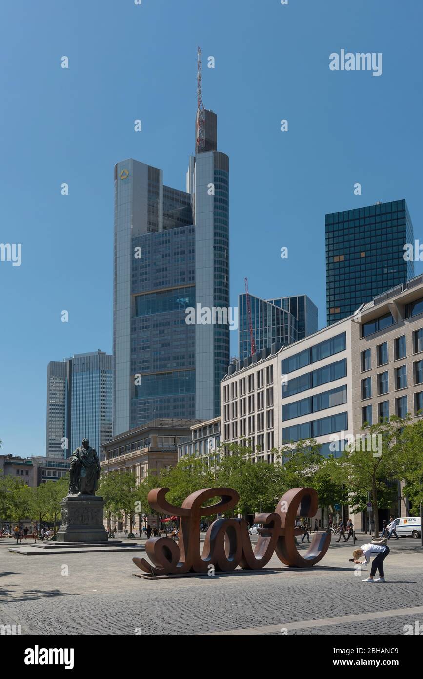 Goethe-Denkmal auf dem Goethe-Platz, vor dem das Wort Liebe gesetzt Stockfoto