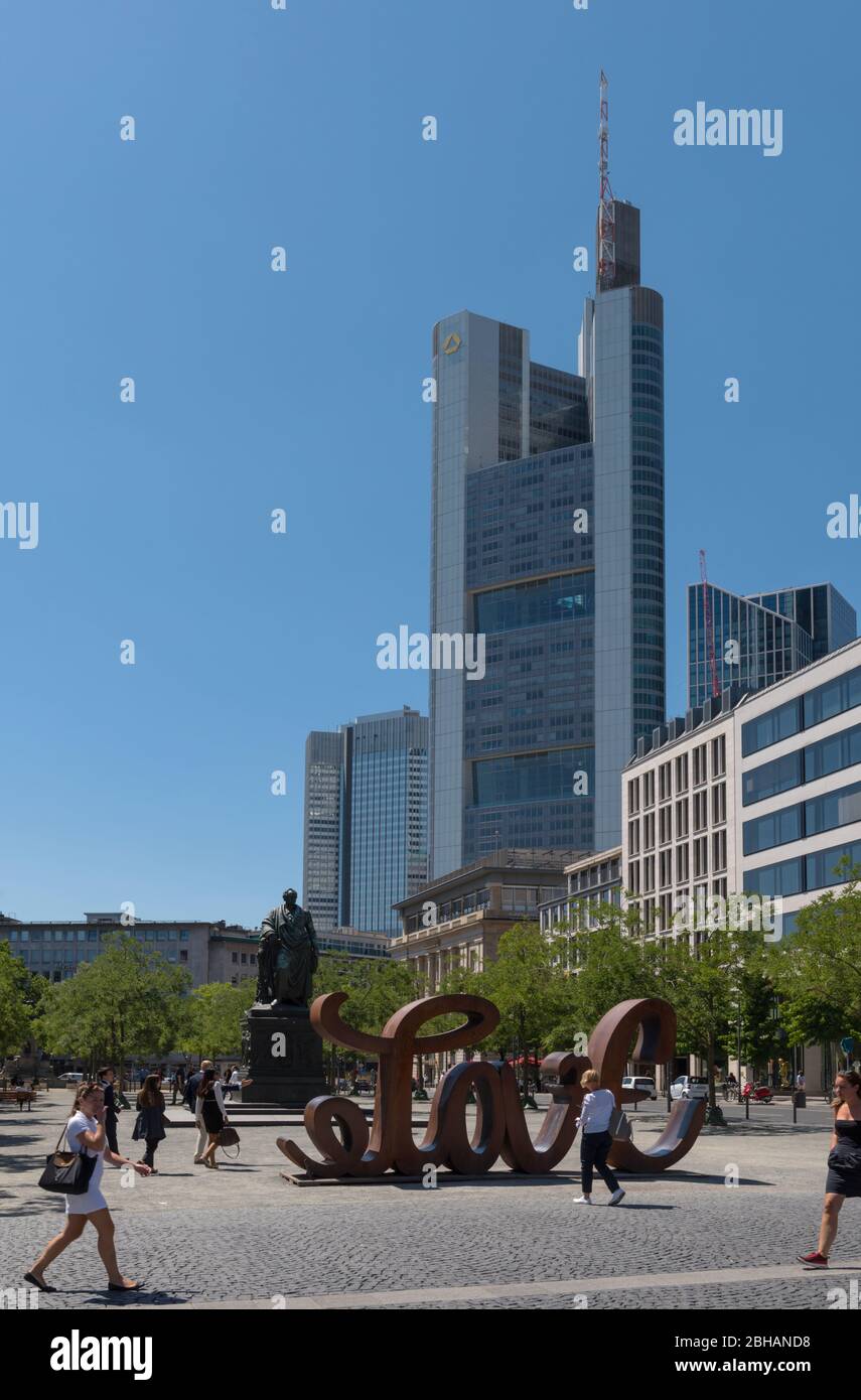 Goethe-Denkmal auf dem Goethe-Platz, vor dem das Wort Liebe gesetzt Stockfoto