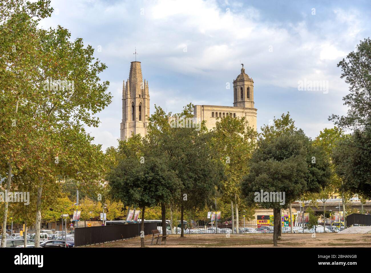 Europa, Spanien, Katalonien, Girona, Blick vom Park La Devesa auf die Kirche Sant Feliu und die Kathedrale Santa Maria im historischen Zentrum von Girona Stockfoto