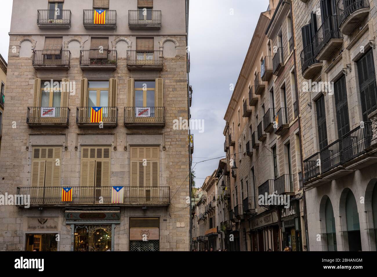 Europa, Spanien, Katalonien, Girona, Zeichen des katalanischen Unabhängigkeitskrieges auf einer Hausfassade in der Altstadt von Girona Stockfoto