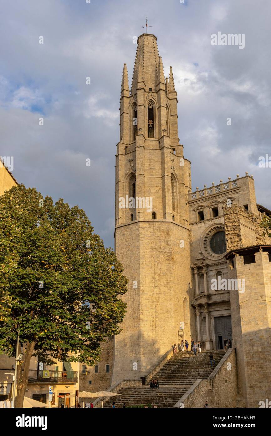 Europa, Spanien, Katalonien, Girona, Blick auf die Kirche Sant Feliu im historischen Zentrum von Girona Stockfoto