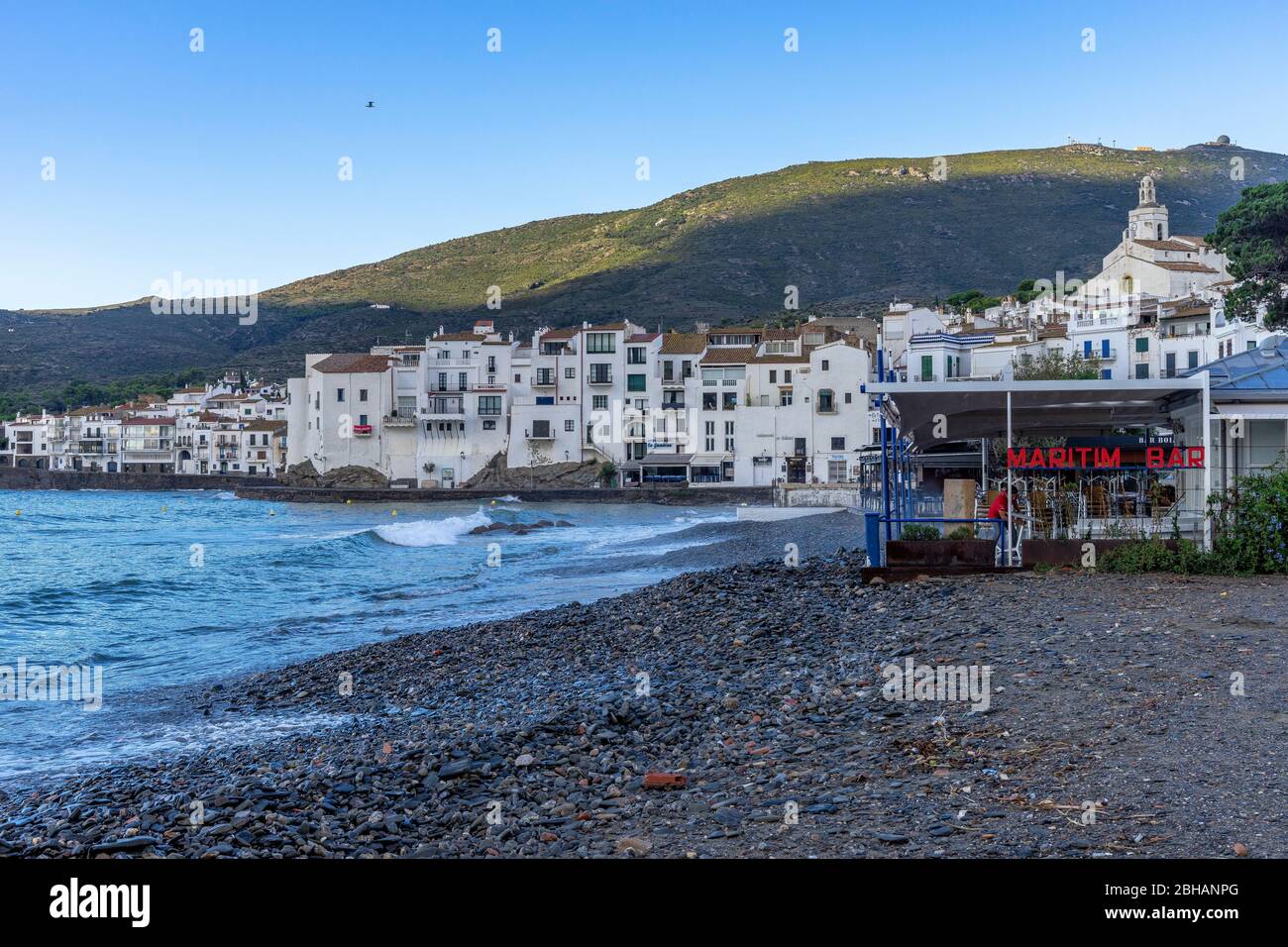Europa, Spanien, Katalonien, Costa Brava, Blick vom Strand von Cadaqués am Wasser mit seinen weißen Fassaden und der Kirche Santa Maria Stockfoto