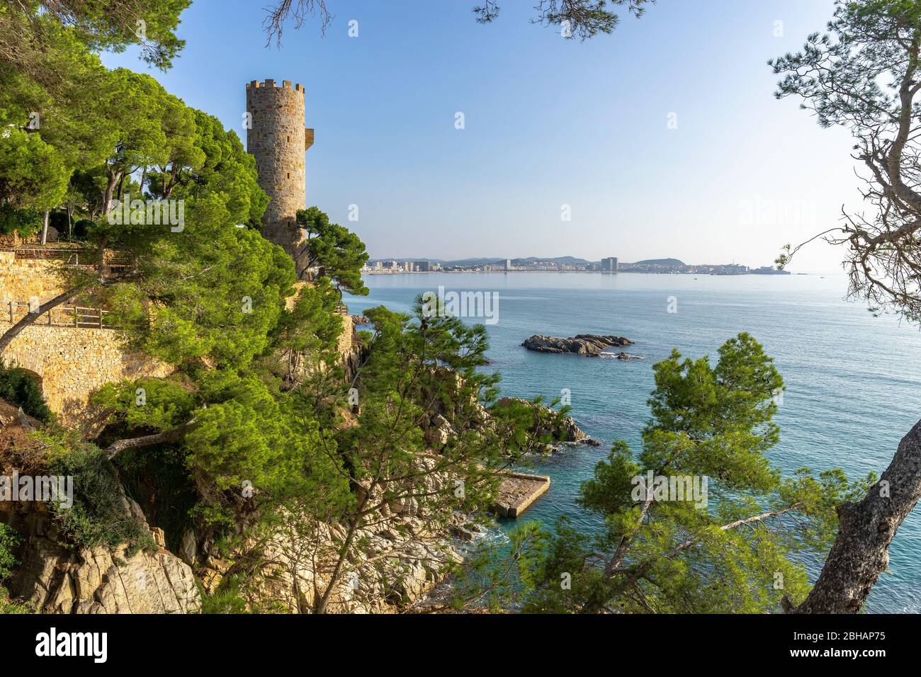 Europa, Spanien, Katalonien, Costa Brava, Blick auf den Wachturm Torre Colomina und die Küstenstadt Palamós im Hintergrund Stockfoto