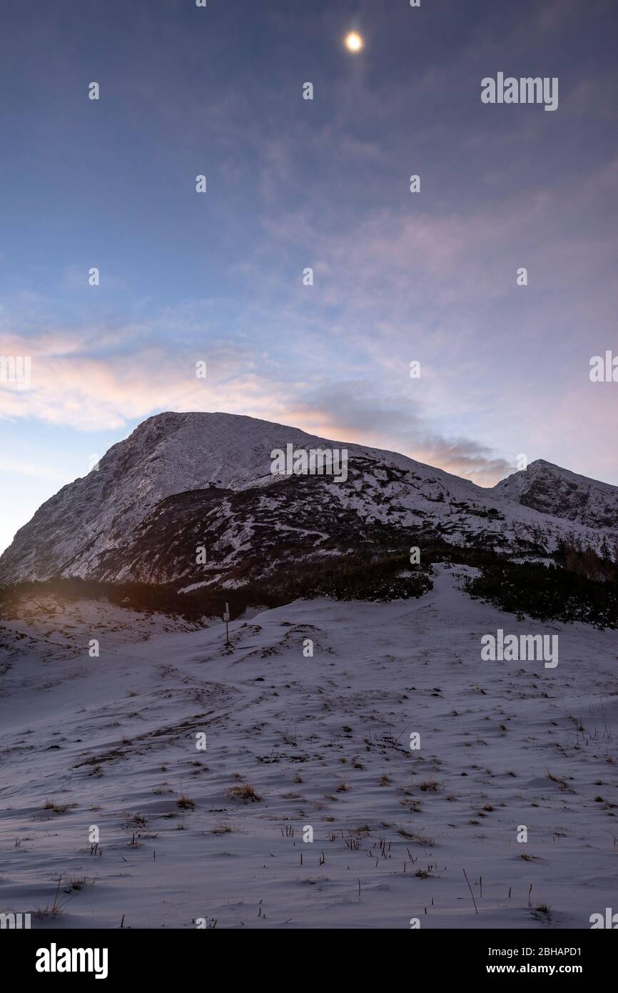 Österreich, Salzburger Land, Salzburg, Hagengebirge, Blick vom Cal von Stahl Haus auf den Mond über dem verschneiten Schneibstein Stockfoto