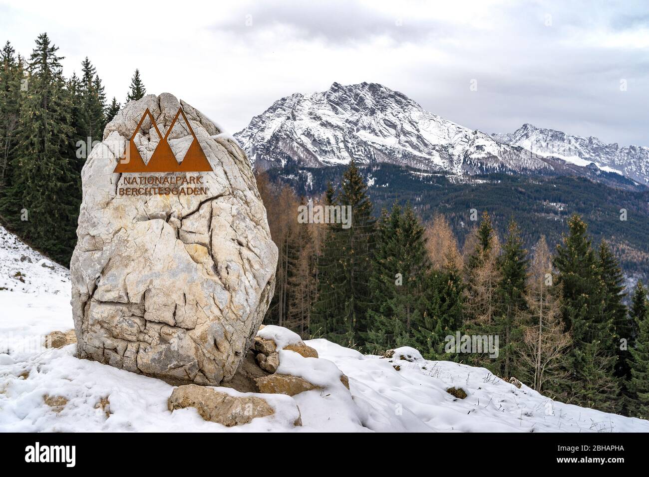 Europa, Deutschland, Bayern, Berchtesgadener Land, Logo des Nationalparks Berchtesgaden mit dem Watzmann-Massiv im Hintergrund Stockfoto