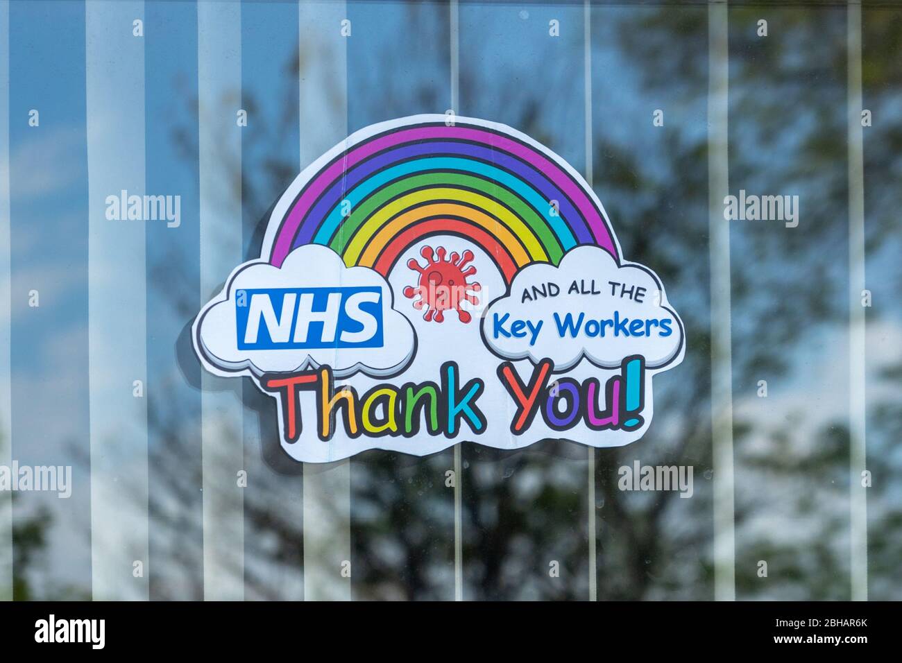 Ein Regenbogen in einem Hausfenster, um dem NHS und den Schlüsselarbeitern während der Coronavirus- oder Covid-19-Isolation zu danken Stockfoto