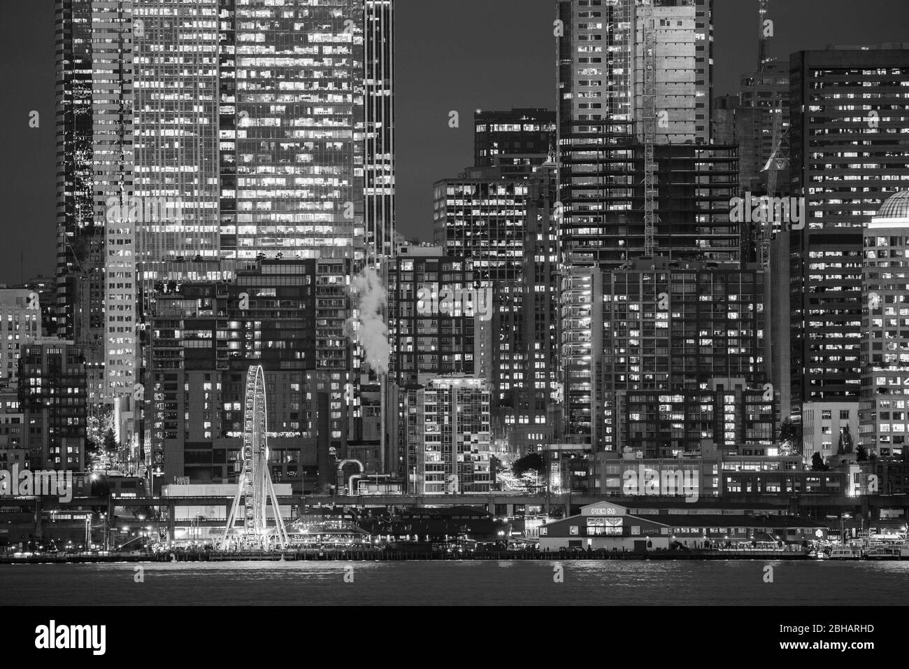 Beleuchtete Stadt bei Nacht, Seattle, Washington, USA Stockfoto