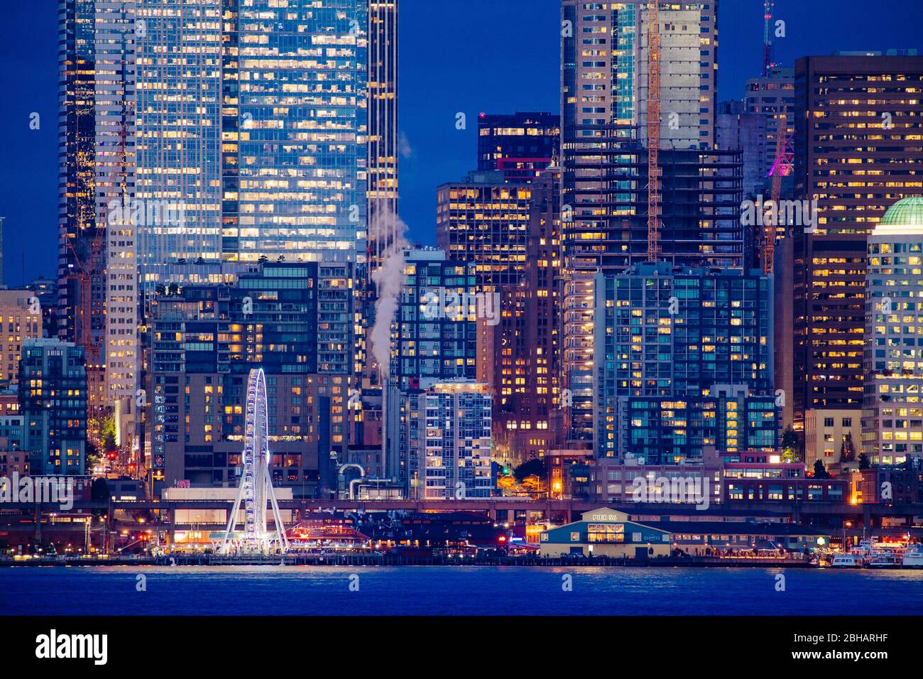 Nachts beleuchtet, Seattle, Washington, USA Stockfoto