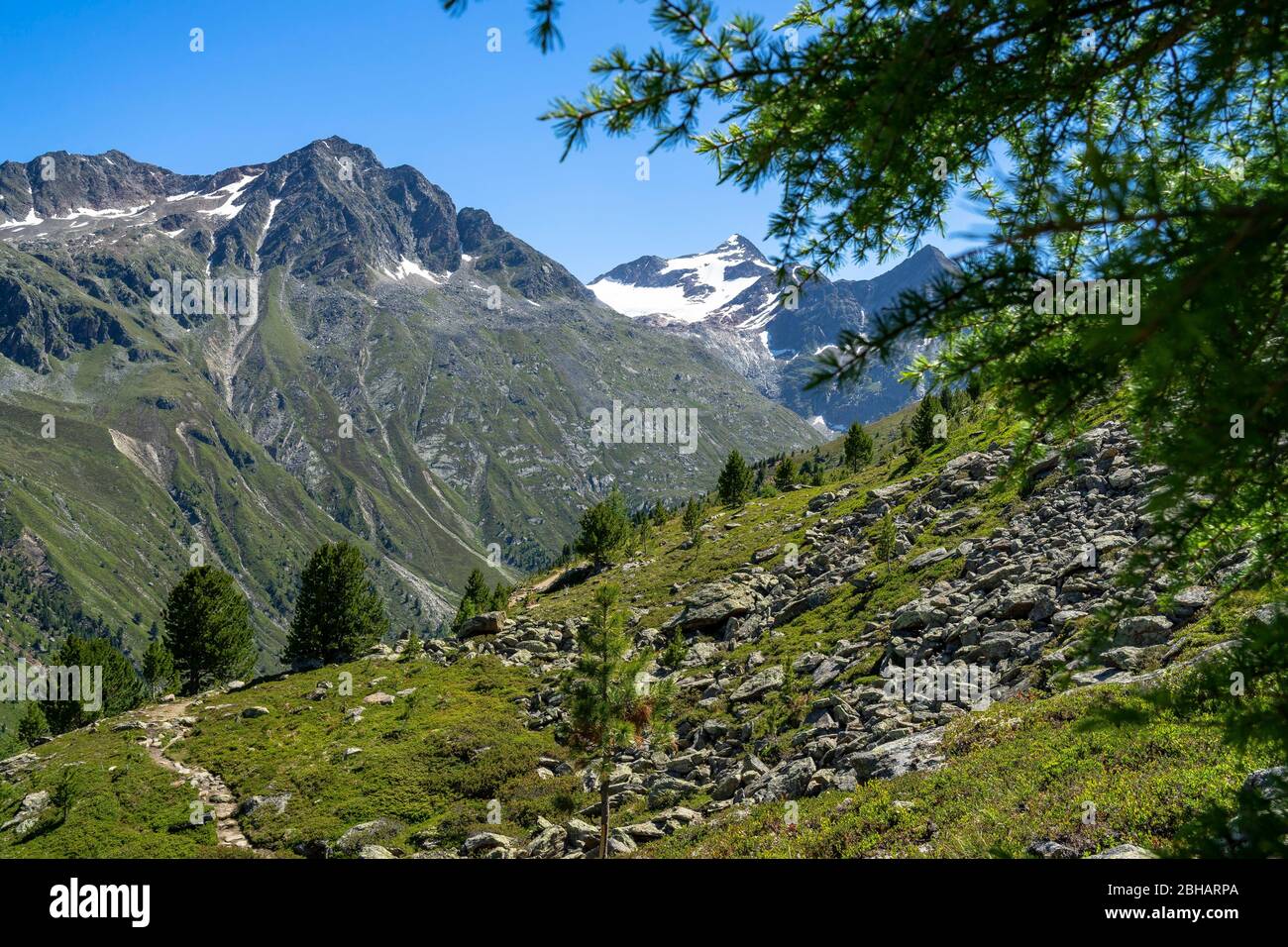 Europa, Österreich, Tirol, Ötztal Alpen, Sölden, Blick auf die Stubaier Alpen über das Windachtal beim Aufstieg zum Brunnenkogelhaus Stockfoto