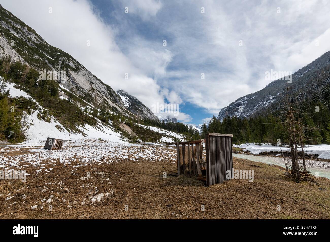 Futterracks / Heuhaufen durch einen starken Frühlingssturm für die Fütterung von Wildtieren im Karwendel umgestürmt Stockfoto