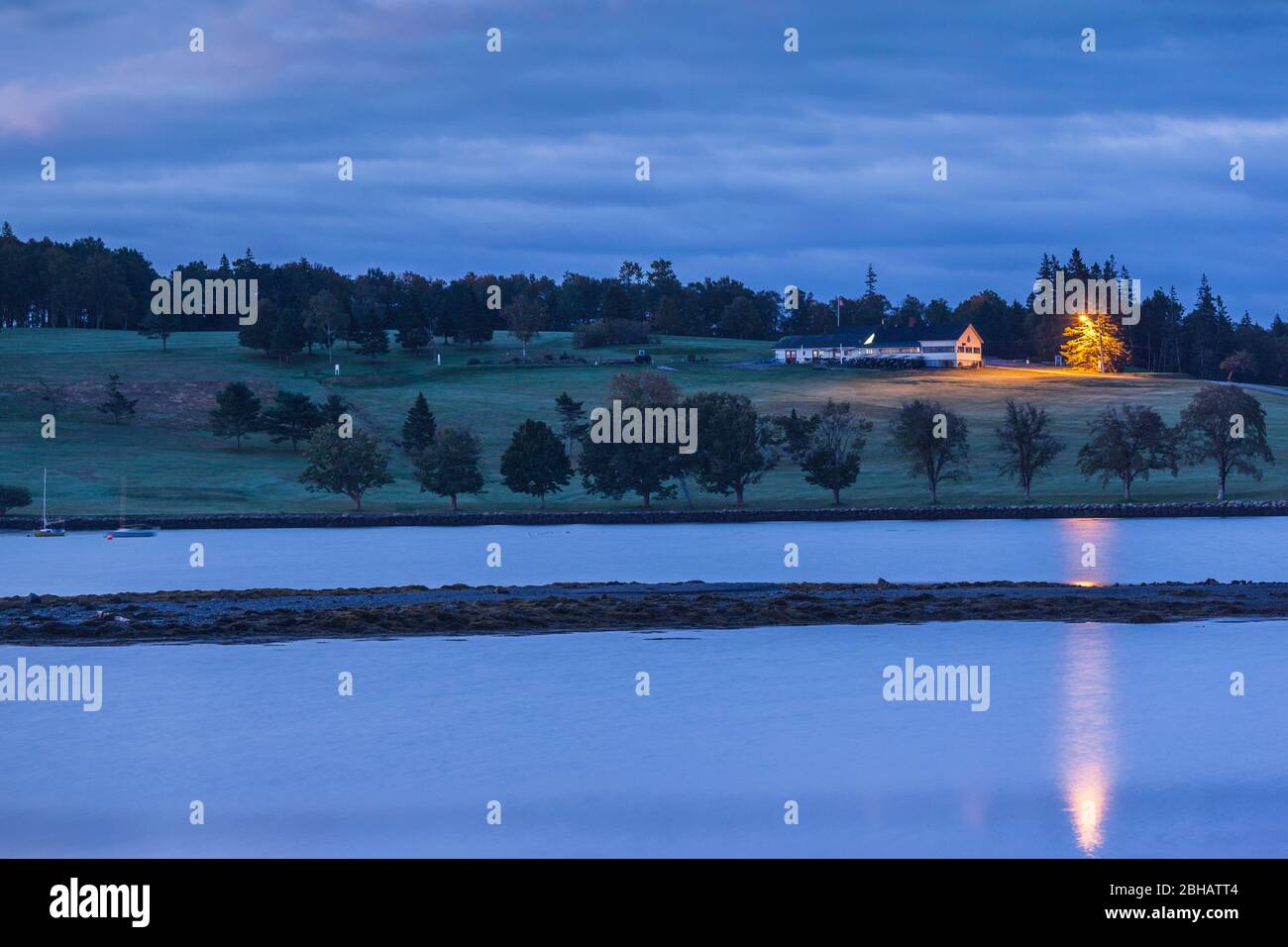 Kanada, Nova Scotia, Lunenburg, Unesco Weltkulturerbe Fischerdorf, hillside Country Club. Dawn Stockfoto