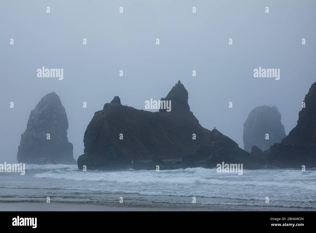 Blick auf harte Felsen an der Küste, Cannon Beach, Oregon, USA Stockfoto