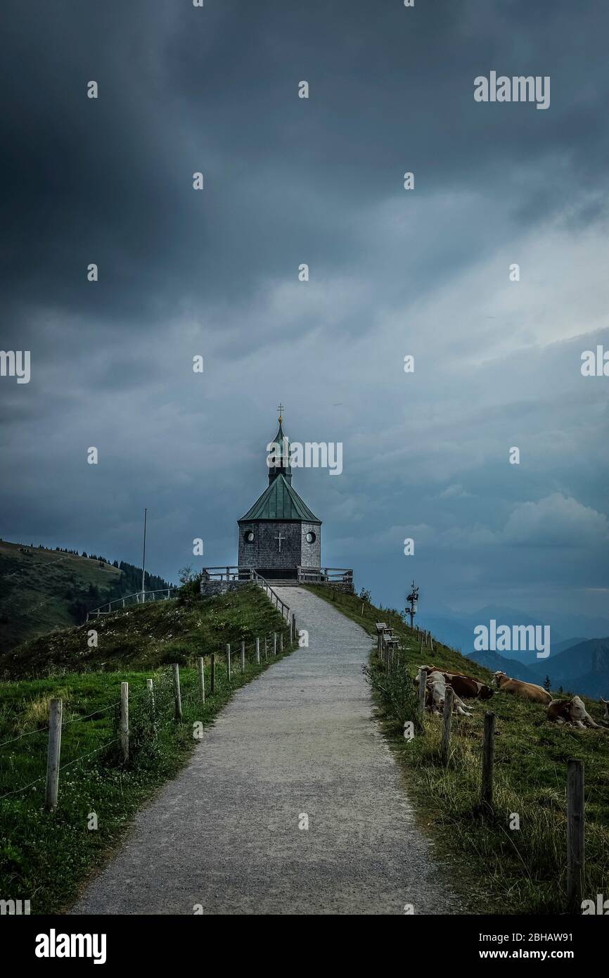 Kapelle am Wallberg am Tegernsee bei einem herannahenden Gewitter Stockfoto