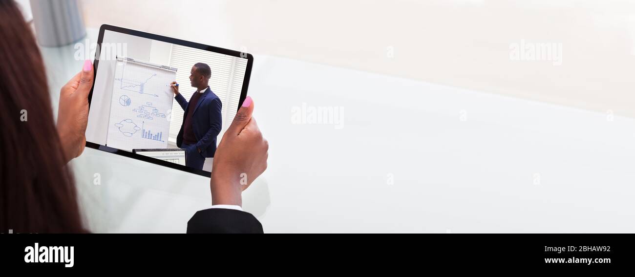 African Person In Elearning Online-Videokonferenz Auf Tablet Stockfoto