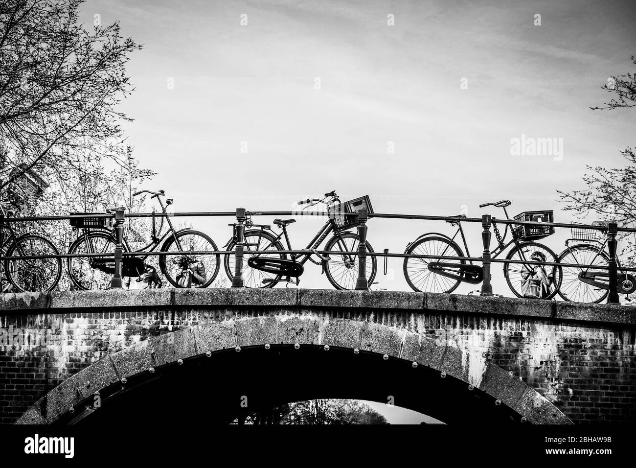 Amsterdam: Fahrräder auf einer Kanalbrücke Stockfoto