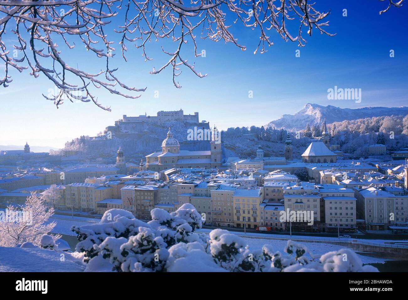 Salzburg Stadt im Winter gegen Altstadt und Burg blauer Himmel mit Dunst von oben Stockfoto